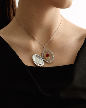 Carriable Lover - Red Eye Necklace