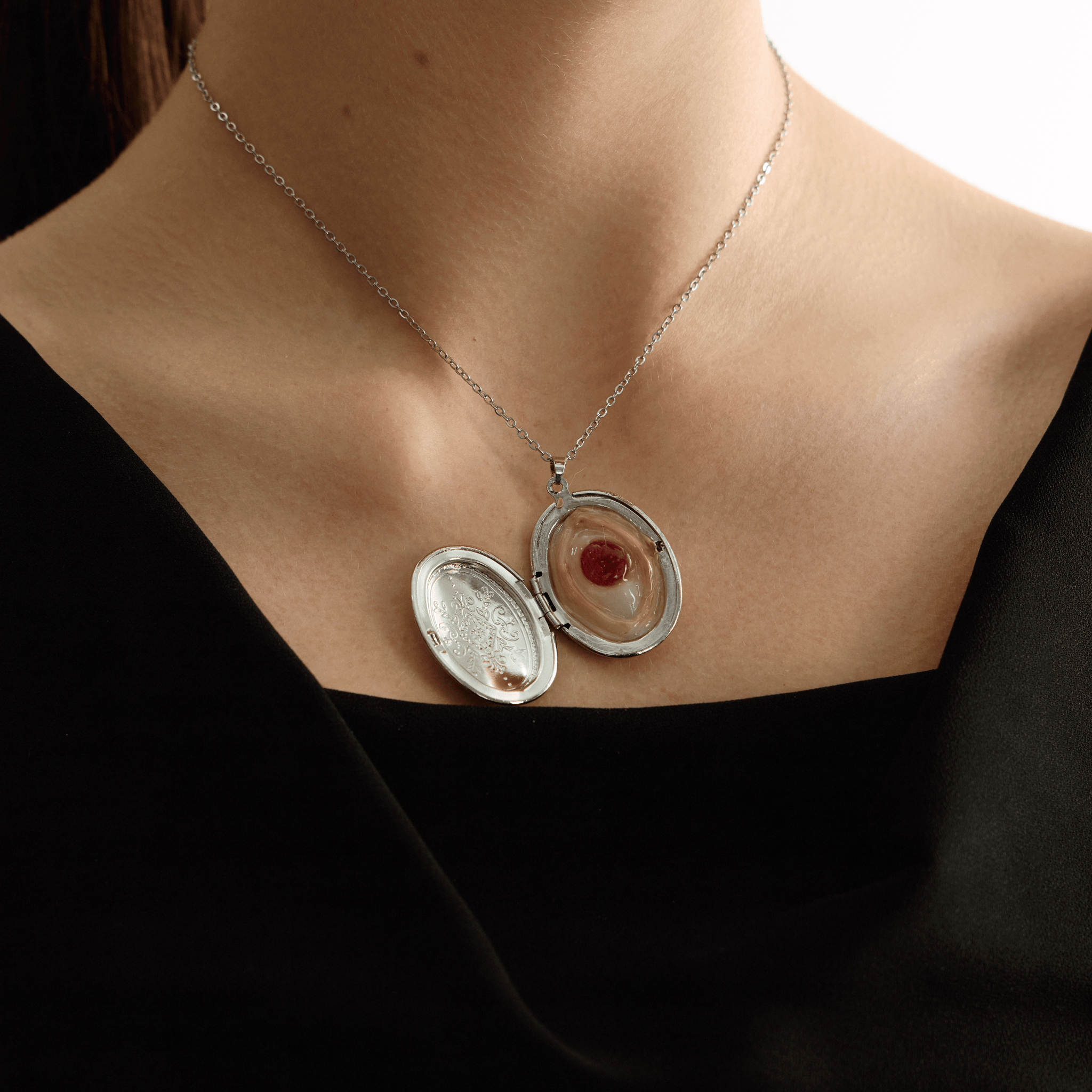 Carriable Lover - Red Eye Necklace